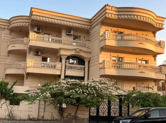 فيلا للبيع بالحى الخامس مدينة العبور بموقع مميز