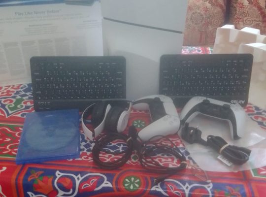 بلايستيشن 5 ماركه سونى معه 2 دراع و 2 كيبورد و سماعه و لعبه مجانا