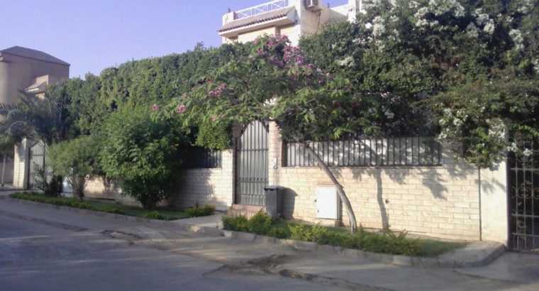 فيلا مستقلة للإيجار فى كمبوند لؤلؤة الشروق