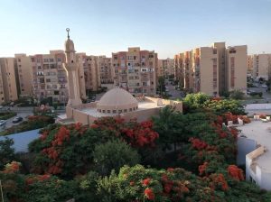 شقه للبيع كمبوند الفردوس امام دريم لاند ٨٦ م