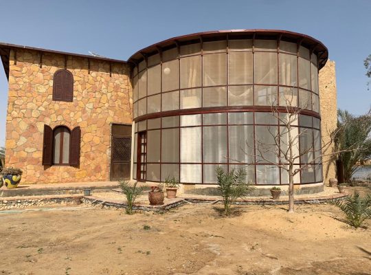 بيع فيلا وعدد ٢ شاليهات منفصلة