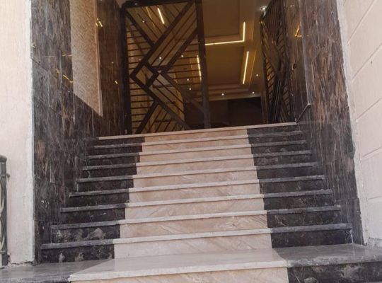 شقه للبيع بمدينه الشروق 210متر دور اول فرصه