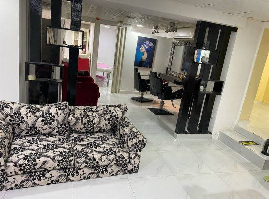 صالون نسائي مجهز للبيع بسعر مغري 85kعالكورنيش