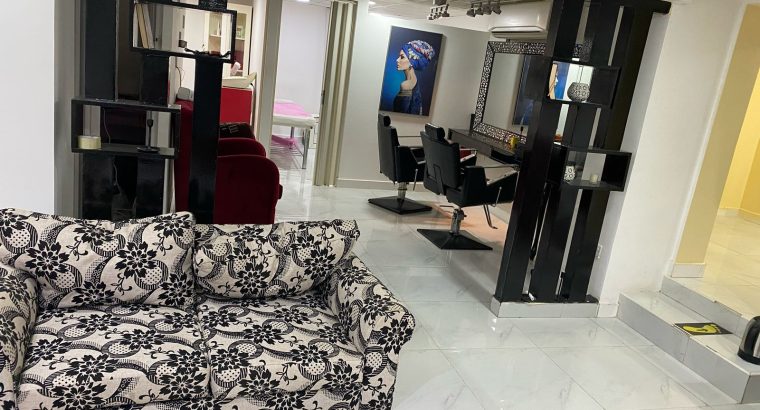 صالون نسائي مجهز للبيع بسعر مغري 85kعالكورنيش