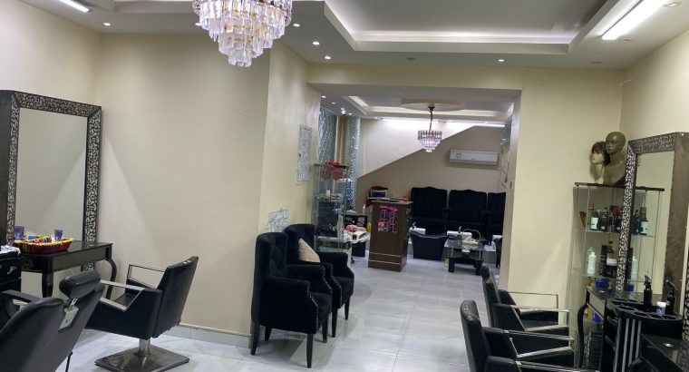 صالون نسائي مجهز للبيع بسعر مغري 85kعالكورنيش
