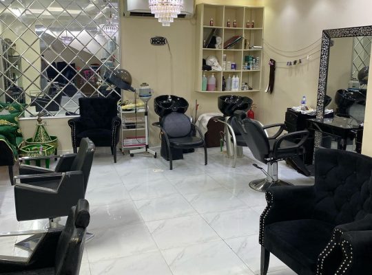 صالون نسائي مجهز للبيع بسعر مغري 85kعالكورنيش