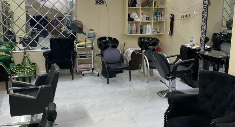 صالون نسائي مجهز للبيع بسعر مغري 85kعالكورنيش