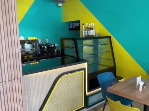 مطعم مجهز بالكامل للبيع مساحة 90 متر