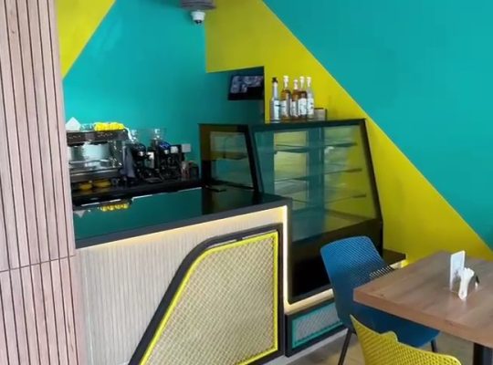 مطعم مجهز بالكامل للبيع مساحة 90 متر