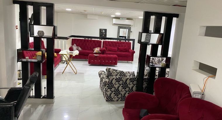 صالون نسائي مجهز للبيع بسعر مغري 85kعالكورنيش