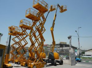 سقالات كهربائيه للايجار رافعة مقصيه للايجار