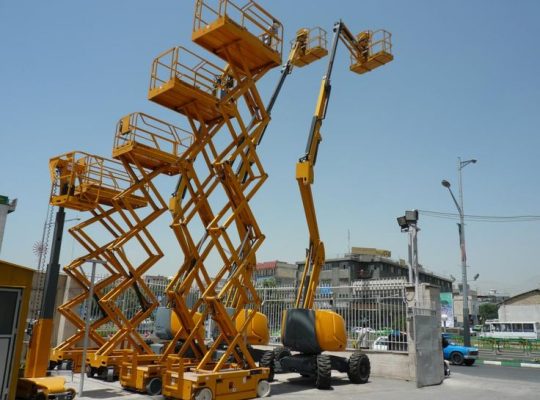 سقالات كهربائيه للايجار رافعة مقصيه للايجار