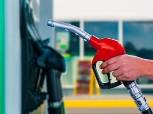 عمال تفويل عربيات بنزينه بالعبور