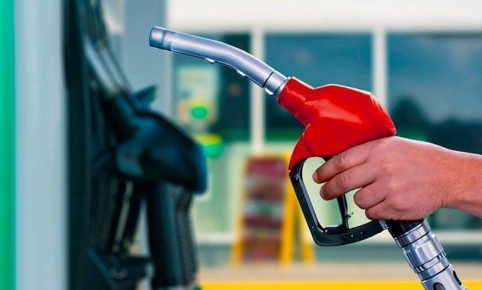 عمال تفويل عربيات بنزينه بالعبور