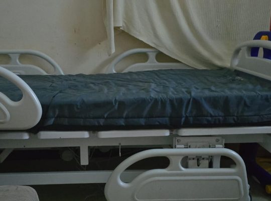 سرير طبي كهربائيّ وجهاز اكسوجين المنزلي