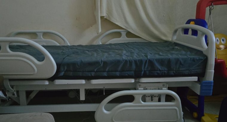 سرير طبي كهربائيّ وجهاز اكسوجين المنزلي