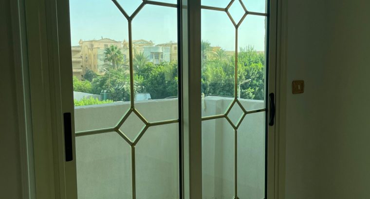 شقة للإيجار في موقع متميز بالتجمع الخامس