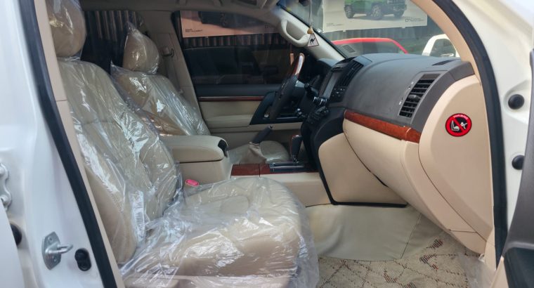 تويوتا لاند كرورز GXR V8موديل : 2014