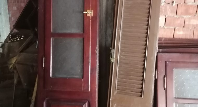 3 شبابيك خشب و بلكونة للبيع