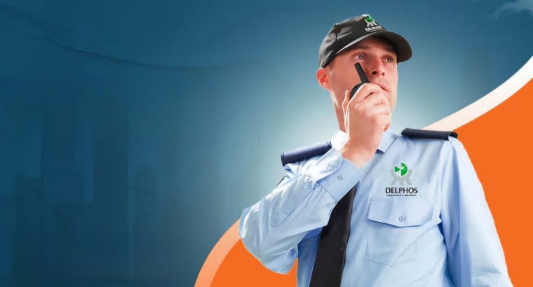 افراد امن في مدرسه انترناشونال بالتجمع الخامس