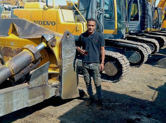 ميكانيكي شيوال بلتوزر تركتر كسارات بوكات جيسي