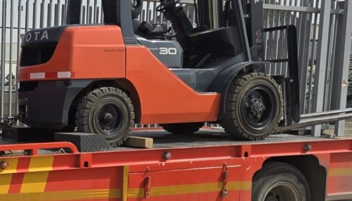 رافعات شوكيه فركلفت للايجار  سيزرات كرينات