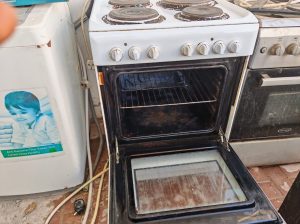 Electric Oven 4 burners all working in Alain