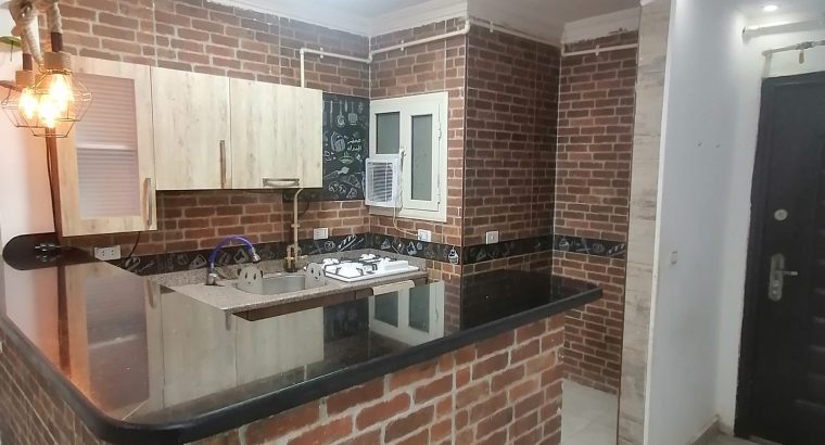 شقة بجانب النادي بمنطقة ط بموقع مميز وراقى بم