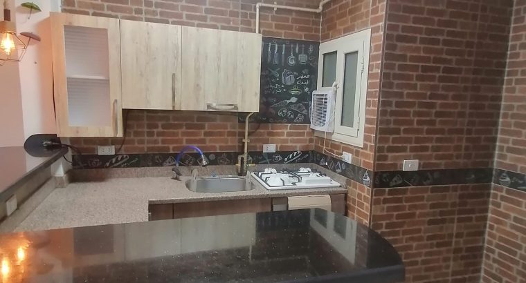 شقة بجانب النادي بمنطقة ط بموقع مميز وراقى بم