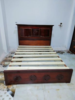 سرير خشب