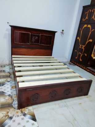 سرير خشب