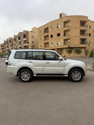 بعقد شهري بدون سائق للشركات باجيرو للإيجار