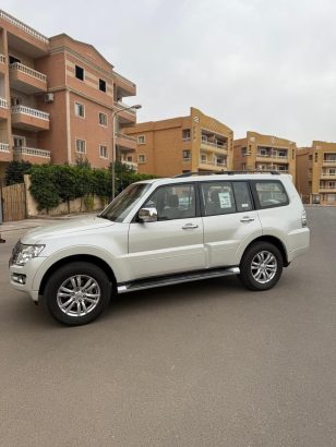 بعقد شهري بدون سائق للشركات باجيرو للإيجار