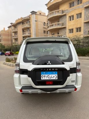 بعقد شهري بدون سائق للشركات باجيرو للإيجار